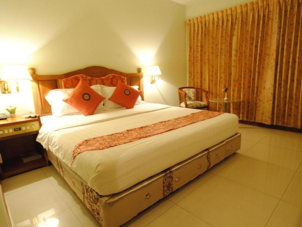 Midland Hotel Phnom Penh Bagian luar foto